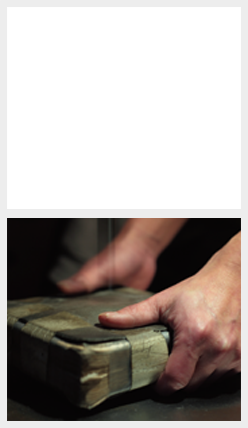 將箔夾緊并拉長 